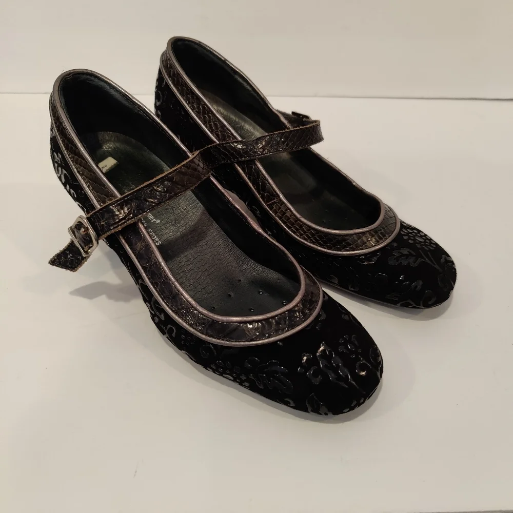 Kelle Comfort Yuki Floral Suede Pumps